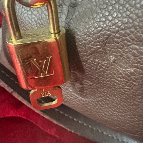 Louis Vuitton - Picture 2 of 9